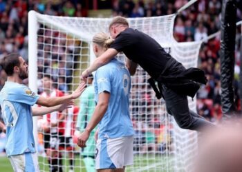 Бывший чемпион мира боксер Терри Флэнаган прорвался на поле и напал с дружественными объятиями на Эрлинга Холланда