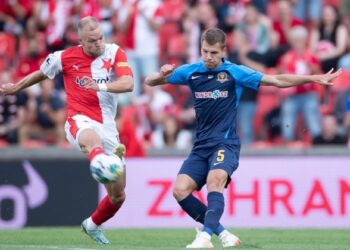 «Днепр-1» без шансов проиграл «Славии»