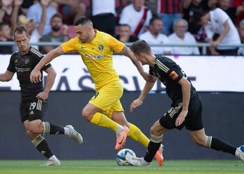 Дніпро-1 вдев’ятьох зумів втримати нічию в матчі кваліфікації Ліги конференцій | Єврокубки