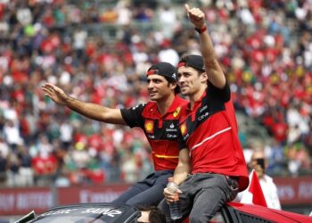 Эксперт поделился подробностями о переговорах «Феррари» с Леклером и Сайнсом — Чемпионат