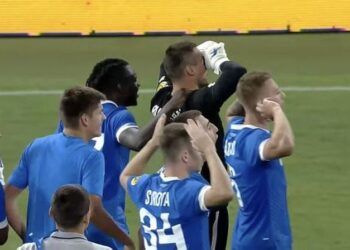 Футболісти Динамо відповіли фанатам Аріса за ганебний банер про «Азов» (Відео) | Єврокубки