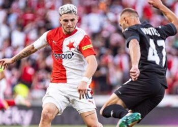 «Заря» на последних минутах пропустила два мяча и проиграла пражской «Славии» в 1-м матче плей-офф Лиги Европы