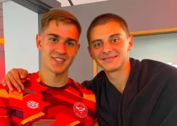 Миколенко зустрівся з Ярмолюком після матчу Брентфорд – Евертон: українці зробили спільне фото — Футбол