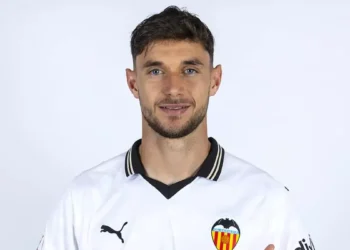 «Він повернувся з проблемами зі збірної»: тренер Валенсії пояснив, чому Яремчук не зіграв проти Альмерії — Футбол