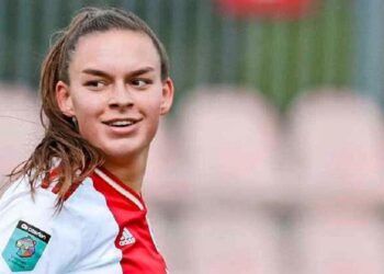 Футболистка «Аякса» забила невероятный гол со штрафного