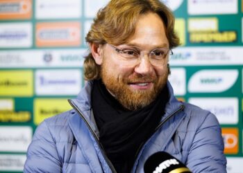 Главный тренер сборной РФ Валерий Карпин выступил со скандальным заявлением о ситуации в стране и получил незамедлительную реакцию от фанатов