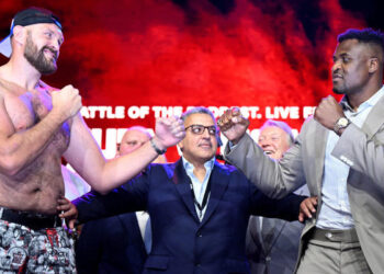 «Не обманывай меня»: Нганну заявил, что не поддастся на хитрые уловки Фьюри перед боем — Спорт ):Бокс