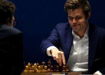 Непомнящий зевнул фигуру и удивил Карлсена — Шахи