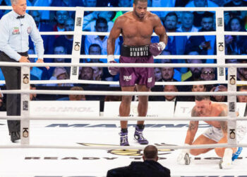 «Он сдался»: Арум ответил, был ли запрещенным удар Дюбуа в бою с Усиком — Спорт ):Бокс