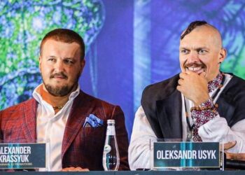 Промоутер Усика опубликовал видео, на котором Фьюри ударил сам себя — Спорт ):Бокс