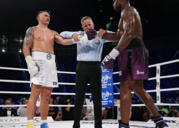 «Рефери ошибся»: Промоутер Дюбуа уверен, что скандальный удар в бою с Усиком был по правилам — Спорт ):Бокс