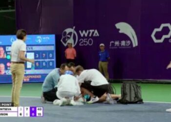 С корта в больницу: теннисистка получила сильный тепловой удар во время игры — Теніс