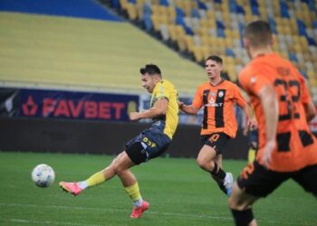 «Шахтер» в меньшинстве упустил победу над «Рухом», но продолжает лидировать в УПЛ