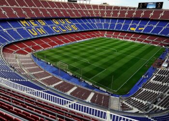 Желающие могут приобрести кусочек газона «Камп Ноу»