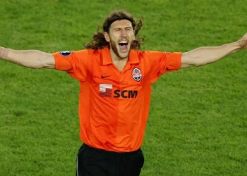 Вороги на полі та друзі поза ним: позитивне фото зустрічі Хаві та Чигринського — Футбол