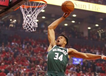 Янніс подарував одноклубникам свої іменні кросівки від Nike | Баскетбол |