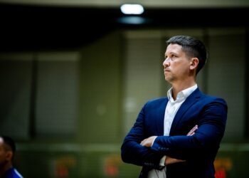 Будівельник поступився Дніпру на старті чемпіонату: відео пресконференції — Федерація баскетболу України