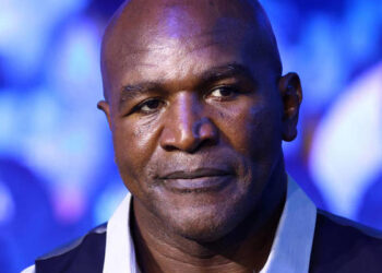 Не Усик: Холифилд назвал единственного, кто может одолеть Фьюри — Спорт ):Бокс