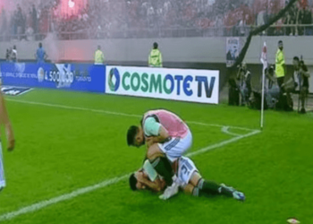 Травму от петарды получил игрок «Панатинаикоса» в матче чемпионата Греции по футболу