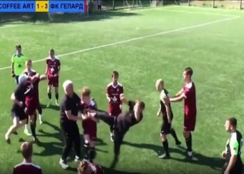 Украинские футболисты устроили жесткую драку на поле