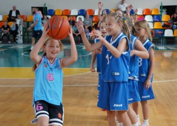 В Барській спортивній школі відбулася естафета між командами батьків та дівчаток-баскетболістів — Федерація баскетболу України