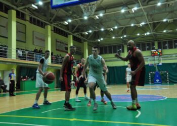 Самбір обіграв Львівську Політехніку, залишившись непереможним: фотогалерея — Федерація баскетболу України