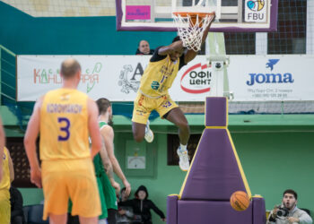 У конкурентному поєдинку Старий Луцьк обіграв Запорiжжя: фотогалерея гри — Федерація баскетболу України