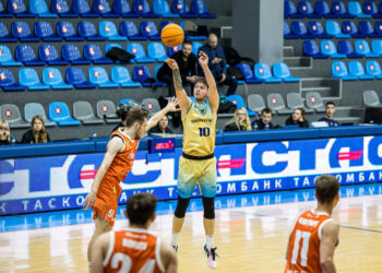 Будівельник на класі переміг Кривбас — Федерація баскетболу України