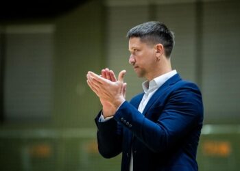 Дніпро на своєму майданчику поступився Будівельнику: відео коментарів після гри — Федерація баскетболу України