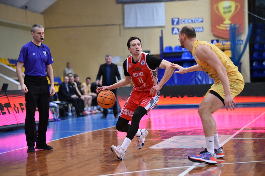 Рівне в напруженому матчі переміг Старий Луцьк