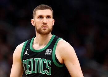 Українці за кордоном: Михайлюк повернувся до складу Бостона, Шевченко обіграв Мироненка в ЛЕБЛ — Федерація баскетболу України