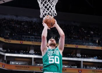 Українці за кордоном: рекордні хвилини Михайлюка в сезоні НБА, Войналович набрав 15 очок в Єврокубку — Федерація баскетболу України