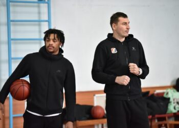Гравці Черкаських Мавп провели майстер-клас для студентів релокованих ВНЗ — Федерація баскетболу України
