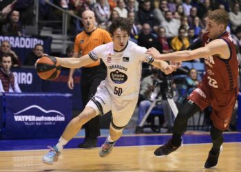 Олександр Ковляр та Артем Пустовий результативно зіграли проти Барселони — Федерація баскетболу України