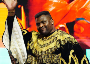 «Так выглядит супертяжелый вес»: Леннокс Льюис оценил переход Нганну в бокс — Спорт ):Бокс