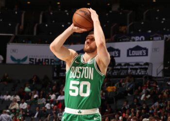 Українці за кордоном: 15 хвилин Михайлюка в матчі НБА, 20 очок Скапінцева в G-Лізі — Федерація баскетболу України