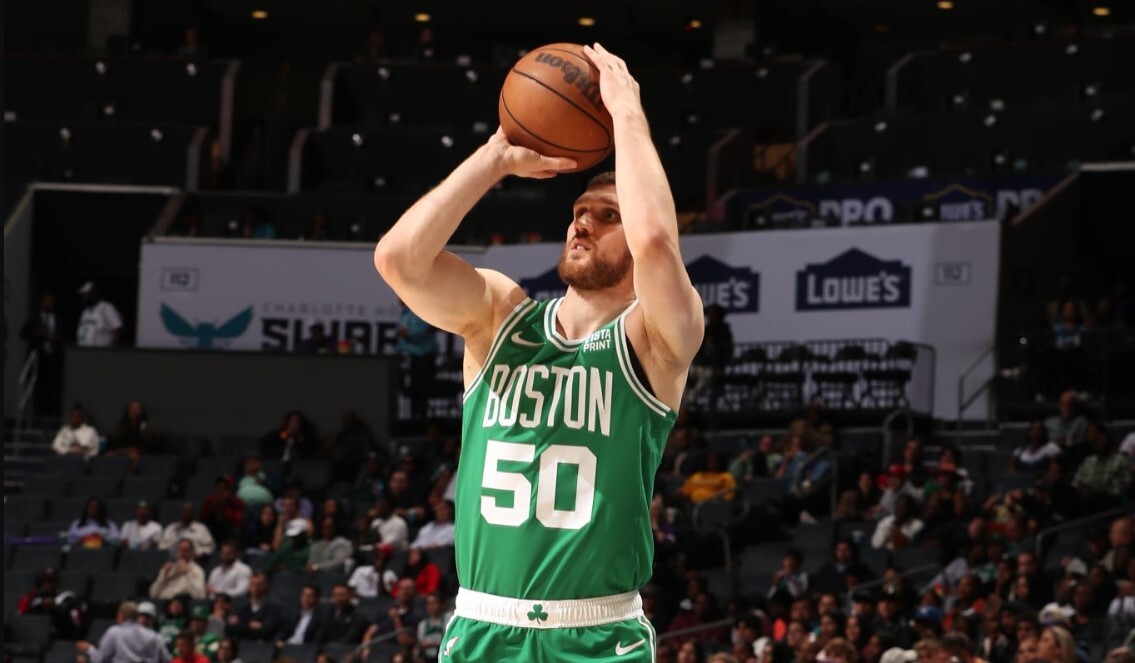 Українці за кордоном: 15 хвилин Михайлюка в матчі НБА, 20 очок Скапінцева в G-Лізі