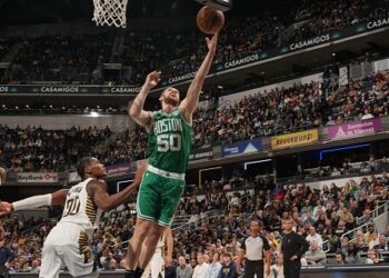 Українці за кордоном: Михайлюк набрав 2 очки проти Індіани, у Скапінцева дабл-дабл в G-Лізі — Федерація баскетболу України