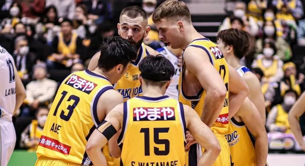 Українці за кордоном: Михайлюк зіграв 1 хвилину в НБА, Герун оформив дабл-дабл в Японії