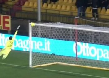 В матче Серии С арбитры не заметили гол, забитый с центра поля