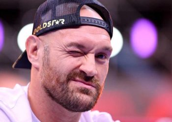 Чжилей предположил, мог ли Фьюри специально получить травму перед боем с Усиком — Спорт ):Бокс