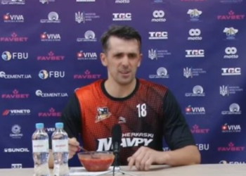 Центровий Андрій Агафонов тарілкою борщу потролив суперника Володимира Конєва | Баскетбол |