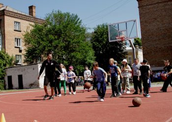 Черкаські Мавпи провели серію майстер-класів для школярів: фотогалерея — Федерація баскетболу України