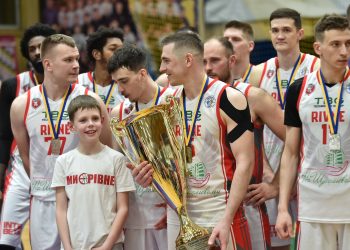 Два комплекти нагород та історичний сезон БК Рівне в Суперлізі: відеосюжет про візит до міської ради — Федерація баскетболу України