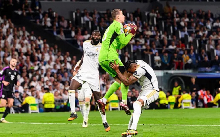 Фанаты не выпускали Лунина со стадиона после выхода в финал Лиги чемпионов