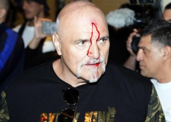 Кровь по всему лицу: отец Фьюри ударил представителя команды Усика — Спорт ):Бокс