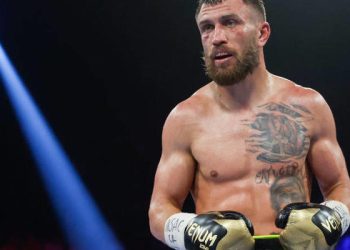 «Победит сильнейший»: Ломаченко прибыл в Австралию на бой с Камбососом и сделал первое заявление — Спорт ):Бокс