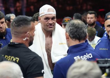 «Постоянно кричит и несет всякую чушь»: Экс-чемпион нашел виновного в поражении Фьюри от Усика — Спорт ):Бокс