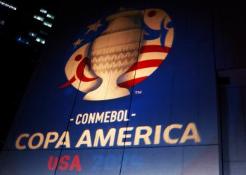 В футболе впервые используют розовые карточки