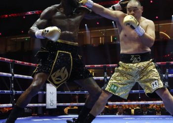 Чжилей брутально уложил Уайлдера: видео лучших моментов боя с нокаутом — Спорт ):Бокс